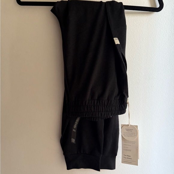 VUORI Performance Jogger – Size M – Black Heather – NWT • Pristine - Picture 6 of 6